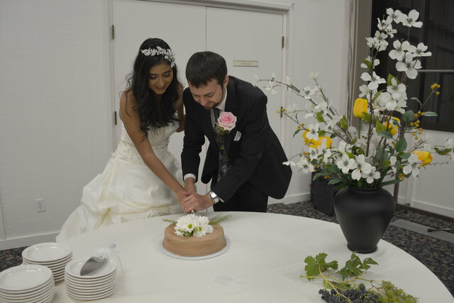 Vero and Willy cut their wedding cake