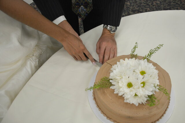 Vero and Willy cut the wedding cake