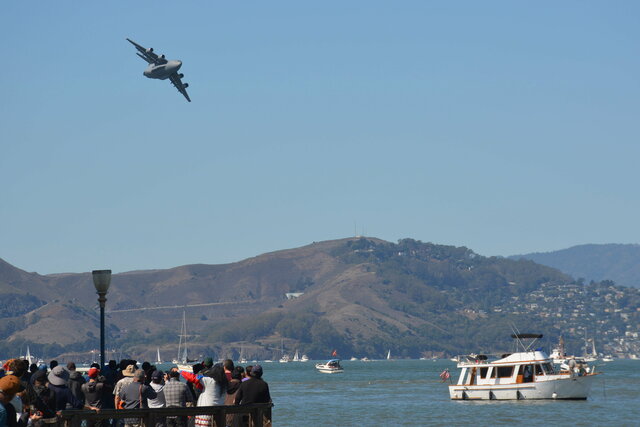 Crowd watches C-17