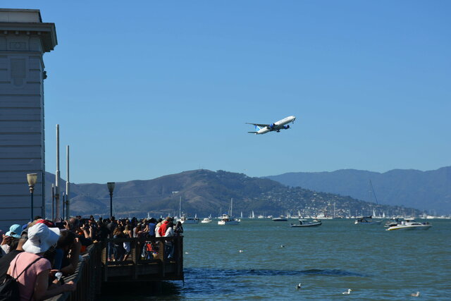 Crowd watches United 777-300 at Fleet Week