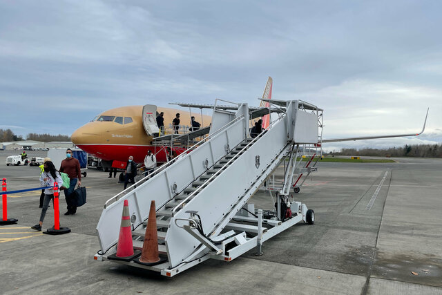 737-700 N711HK on the tarmac in Bellingham