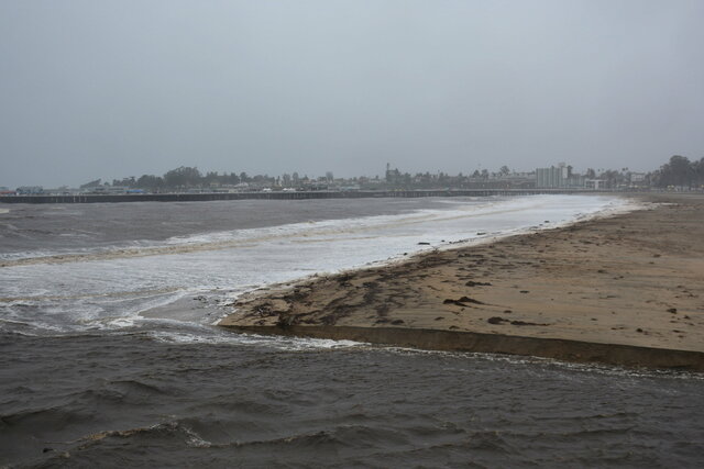 Waves breaking on Main Beach