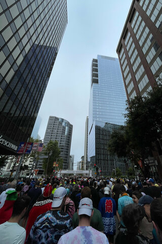 Heading to the Bay to Breakers starting line on Howard St