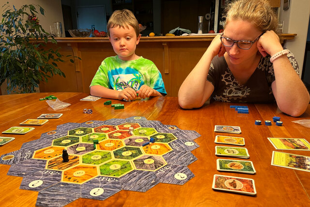 Julian and Kiesa play Settlers of Catan