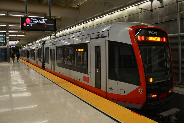 MUNI heads outbound from Union Square