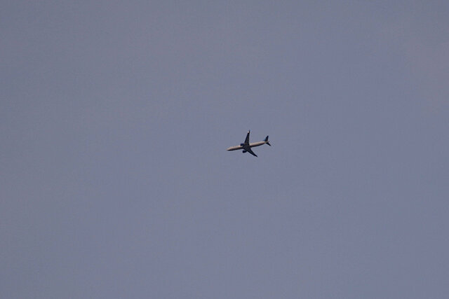 N37528 737 MAX 9 flies over Santa Cruz