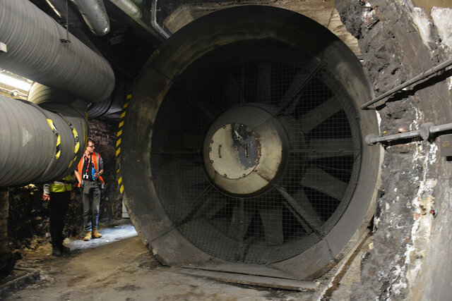 Large disused ventilation fan in Moorgate Station