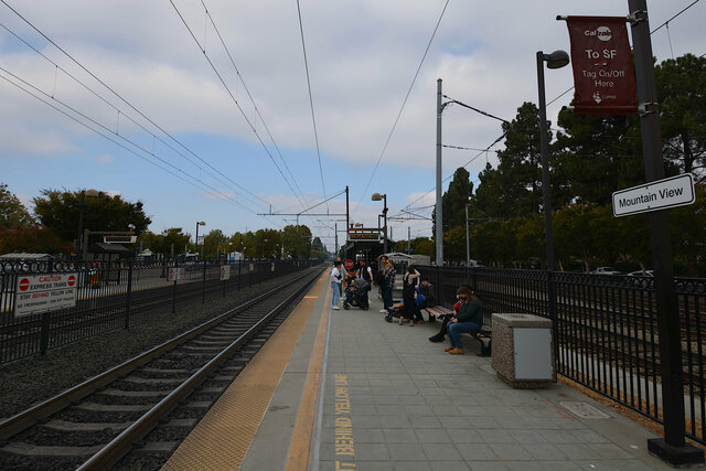 Northbound Caltrain platform at Mountain View