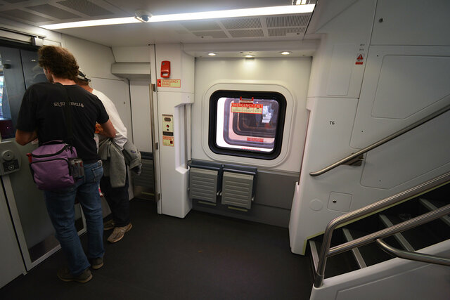 Vestibule behind the Caltrain Stadler KISS driving cab