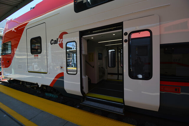 Platform boarding doors of Caltrain #303