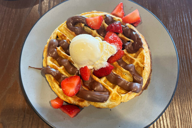 Waffle with nutella and strawberries