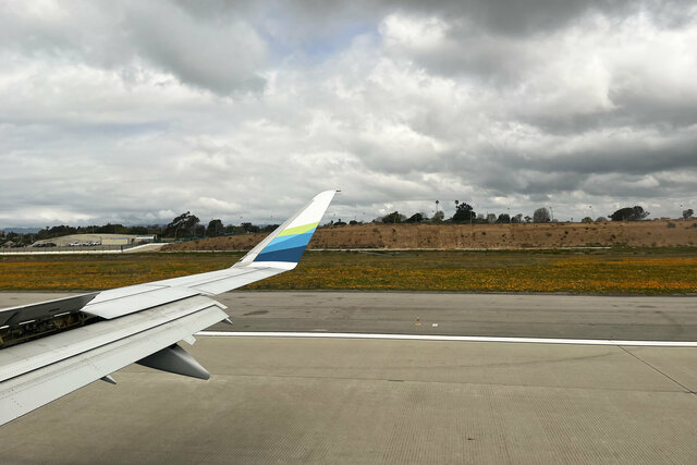 E175 wing lands at LAX