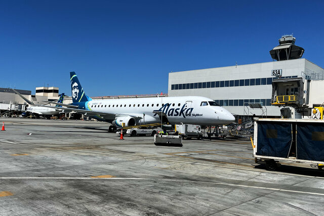 Alaska E175 on the tarmac at LAX (N185SY)