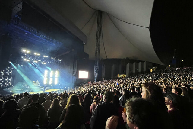 Audience watches Third Eye Blind at Shoreline