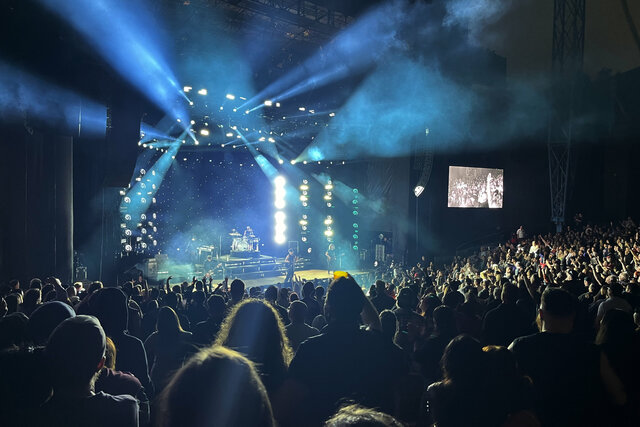 Third Eye Blind ends their concert at Shoreline