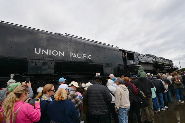 Crowds visit Union Pacific 4014