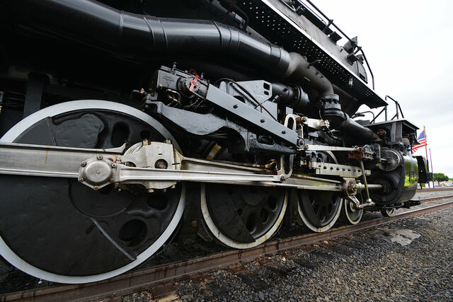 Front driving wheels on Union Pacific 4014