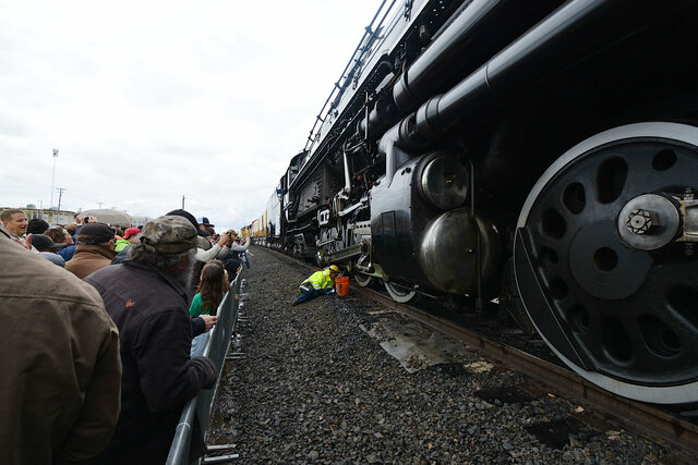 Crowds watch Union Pacific 4014
