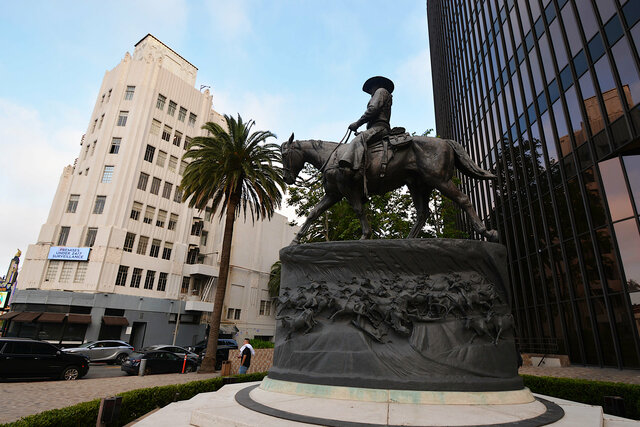 Mounted John Wayne statue on Wilshire