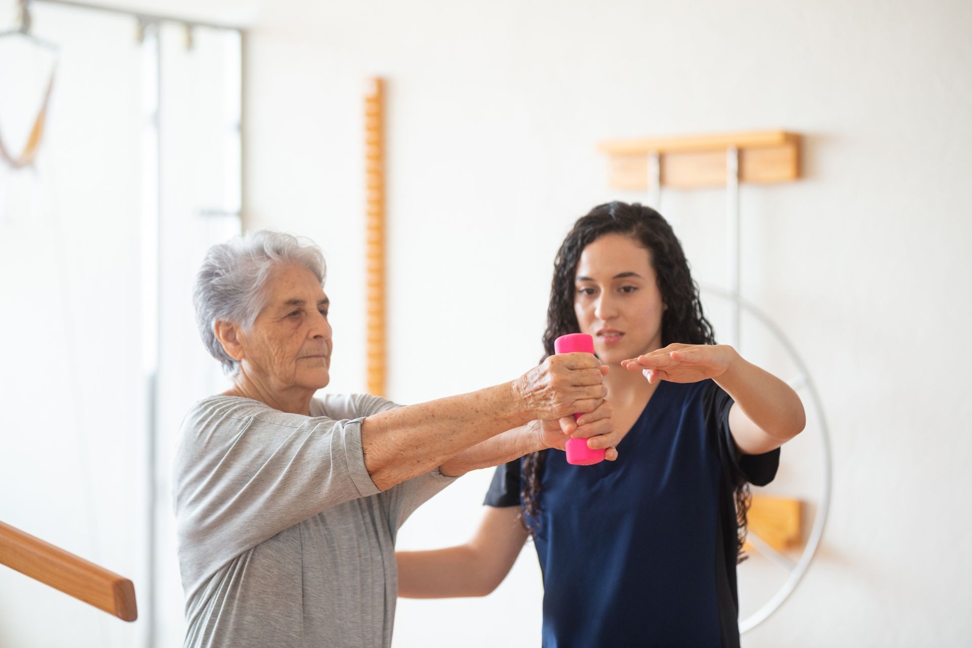 Can geriatric physical therapy help older adults recover from joint replacement surgery or other orthopedic procedures?