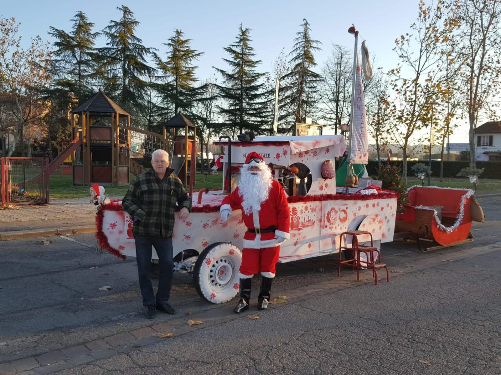 Foto Babbo Natale 94.Succede A Sant Angelo A Lecore Babbo Natale Arriva In Barca Piana Notizie