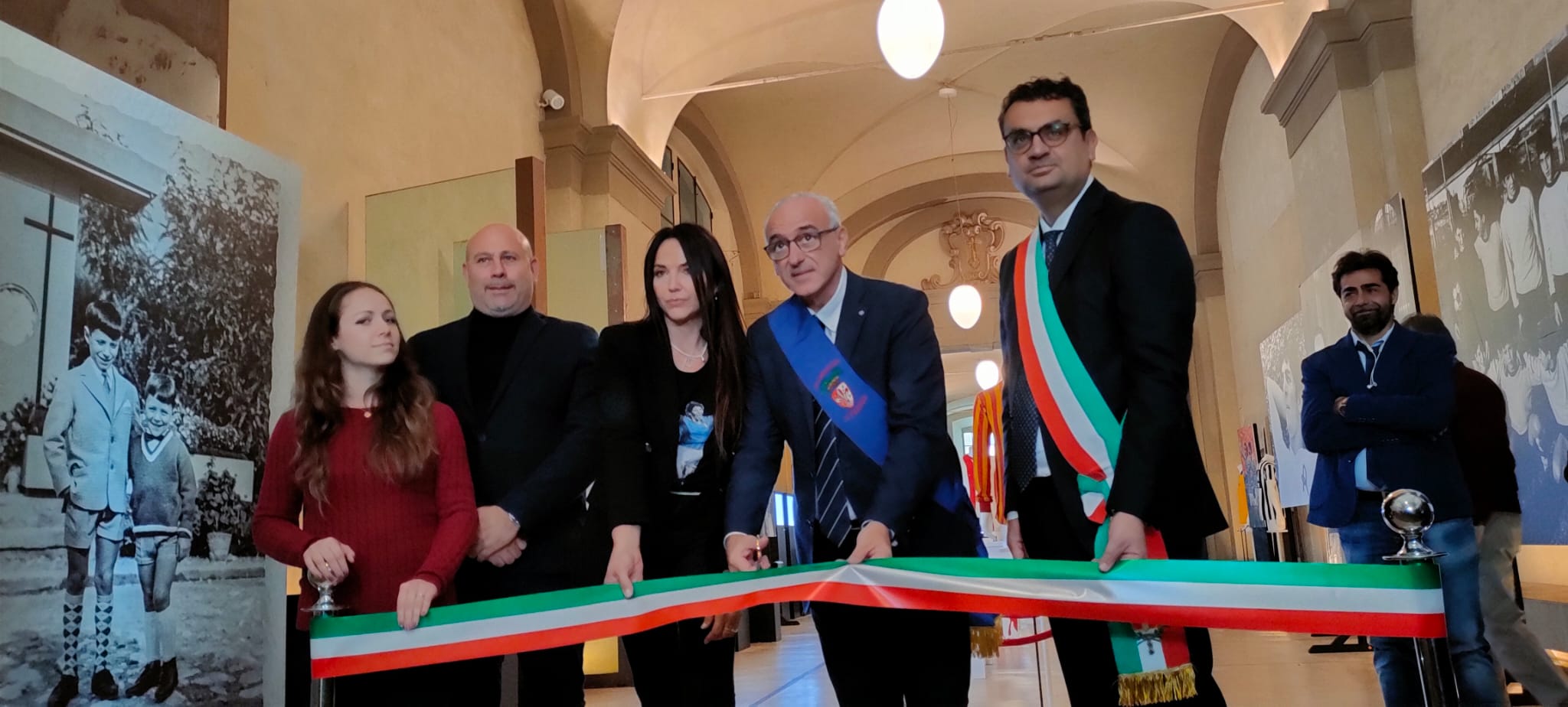 El Palazzo Medici Riccardi se tiñe de azul en honor a Paolo Rossi.  Y los veteranos del deporte también están haciendo su parte.