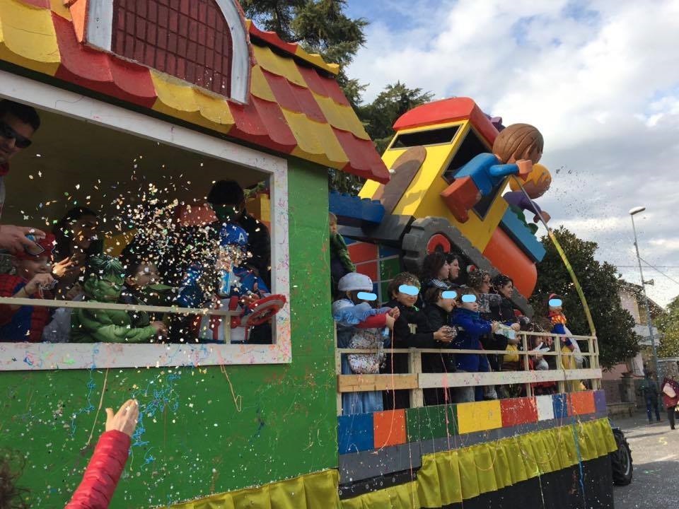 Coriandoli e stelle filanti: dopo due anni di stop i colori sono di nuovo  quelli del Carnevale di San Mauro - Piana Notizie