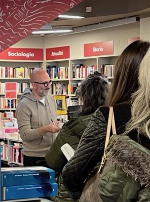 Donato Carrisi è il re delle librerie: romanzo e favola già