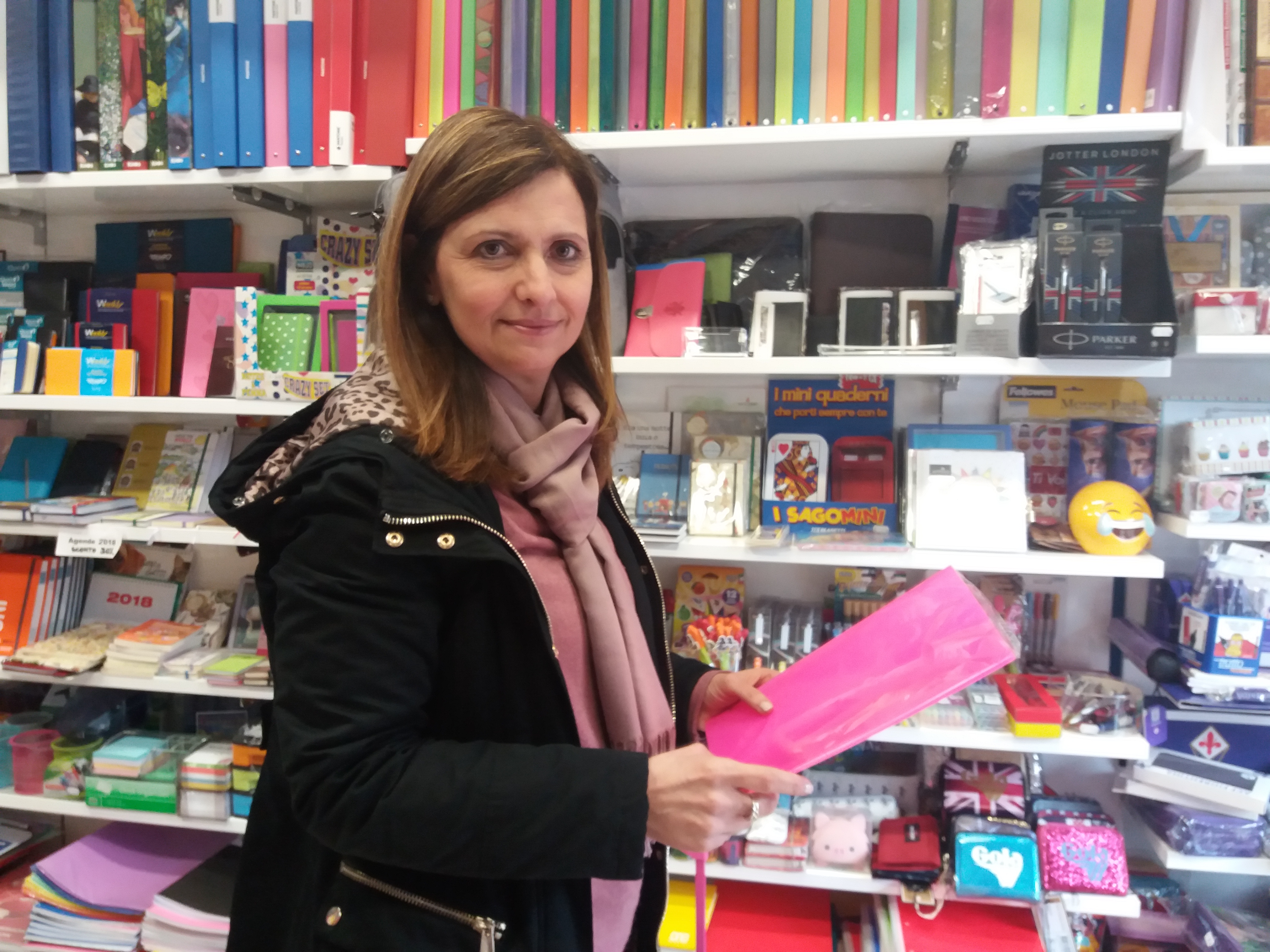 Tra colori, biglietti PopUp e Fiorentina: la cartoleria Nota Bene di  Annalisa - Piana Notizie