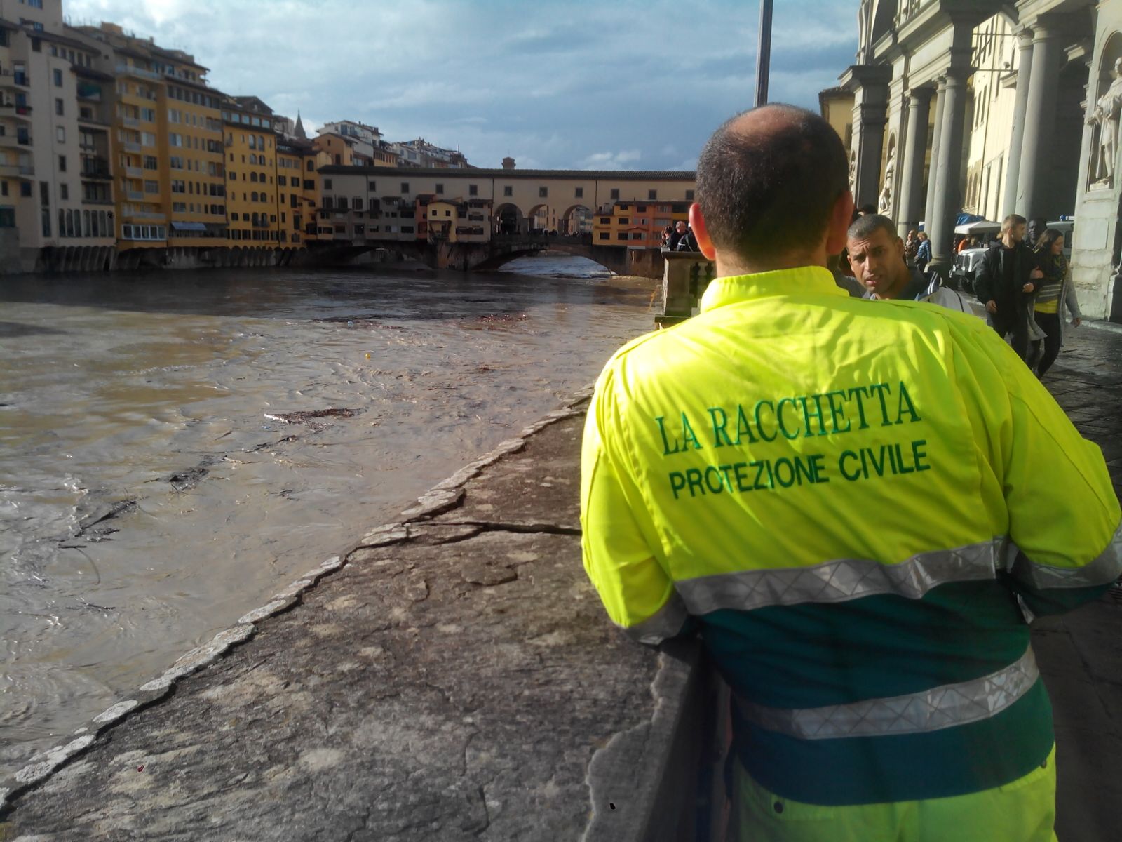 La Racchetta in supporto per il servizio piena dell Arno Piana