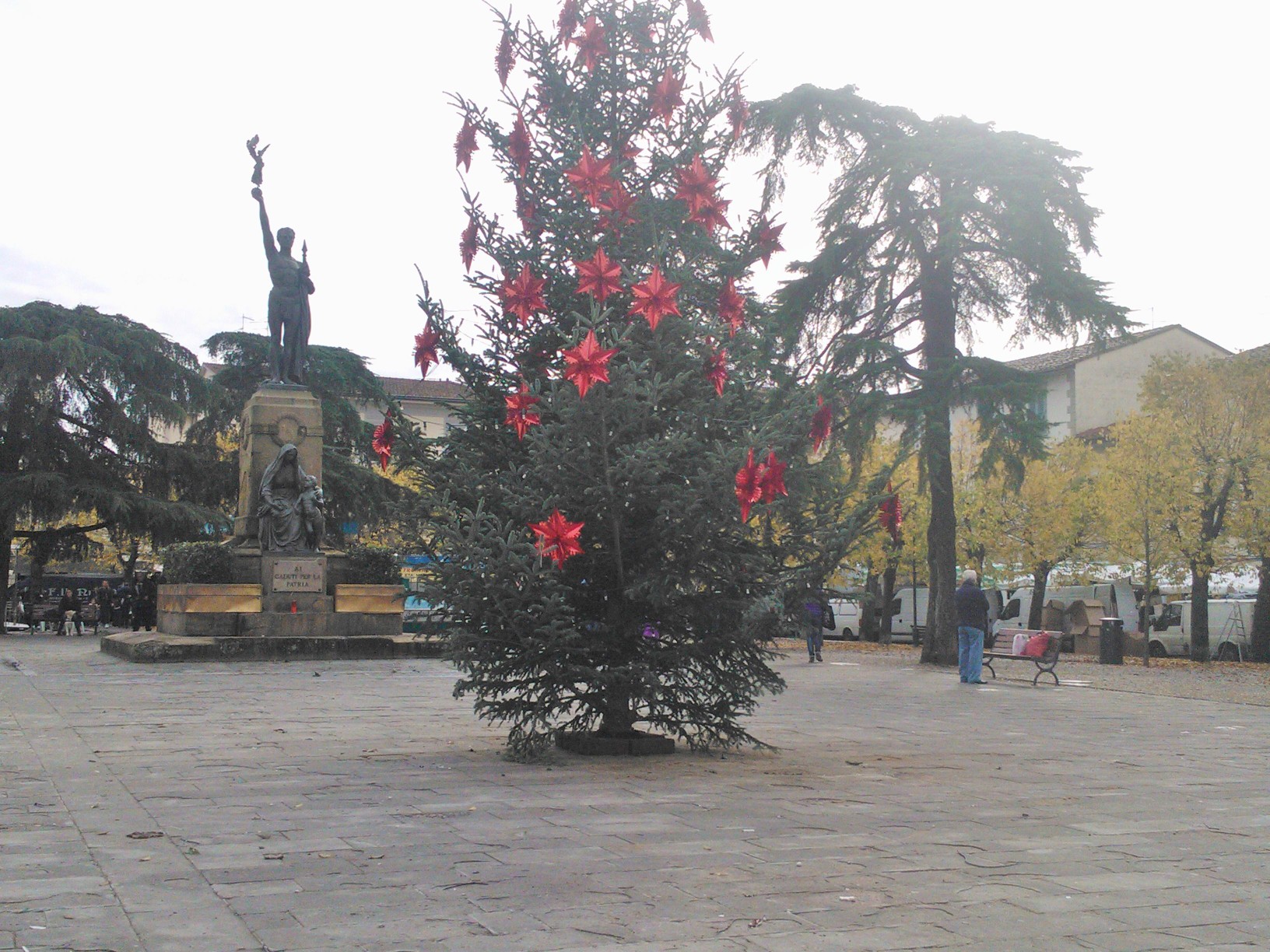 Notizie Sul Natale.Natale Smart Con Gli Alberi Di Natale A Costo Zero Le Video Proiezioni Sul Municipio Piana Notizie