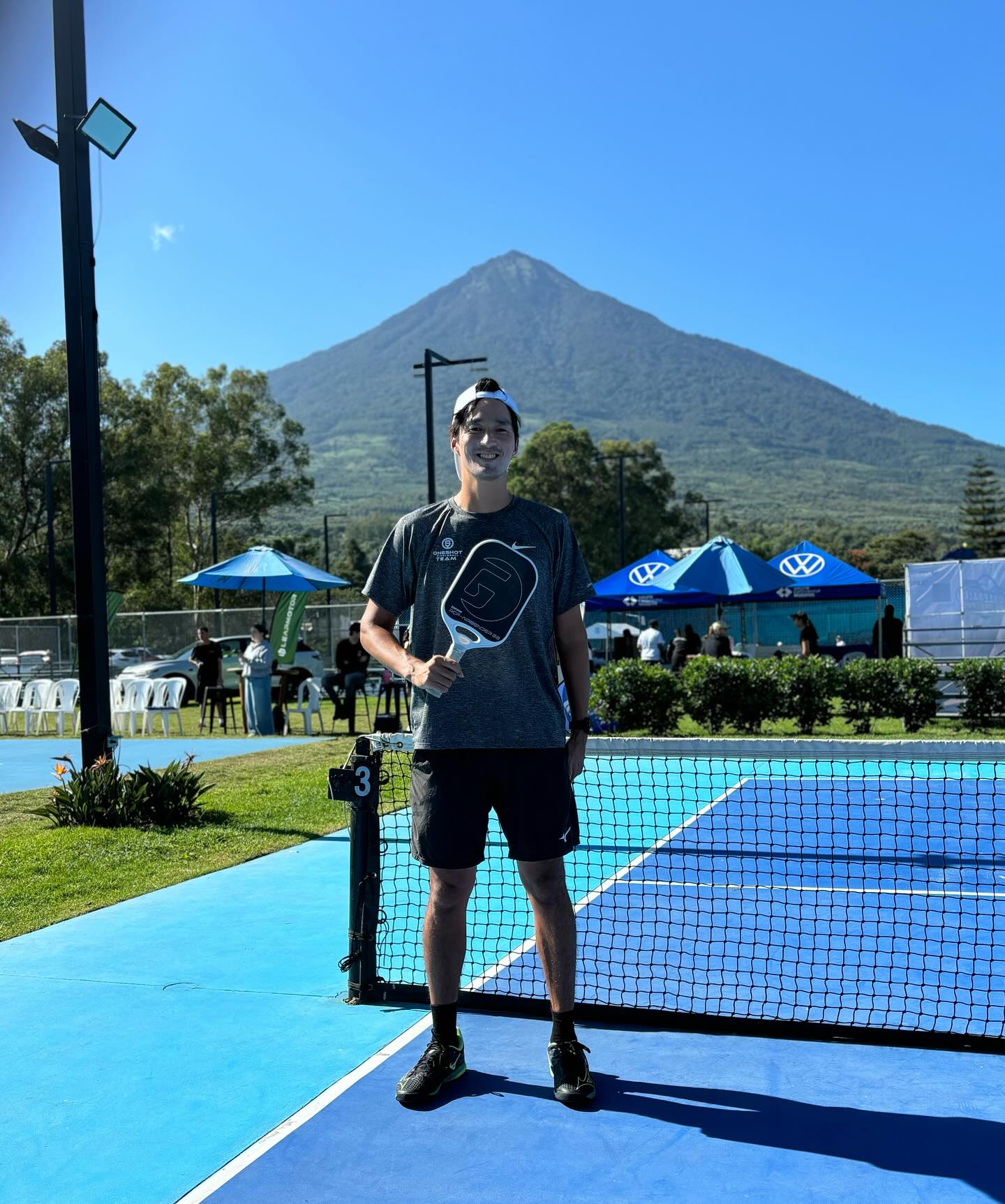グアテマラのピックルボール大会にて — パドルを手にする田頭さん