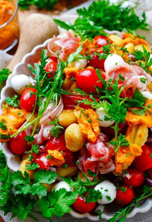 Gnocchi salad with red pesto