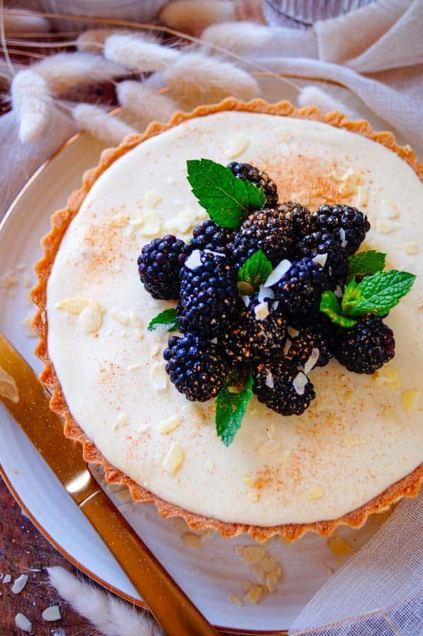 Cake with white chocolate mousse and blackberries