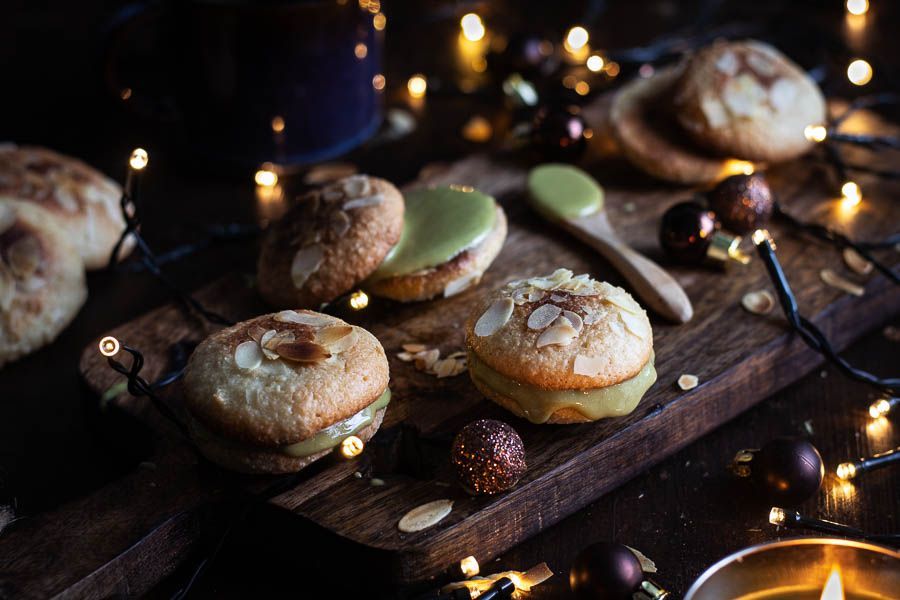 Simple almond cookies with pistachio cream