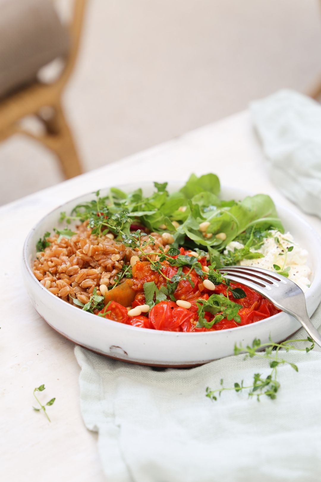 Cereal salad with farro, stewed tomatoes and ricotta