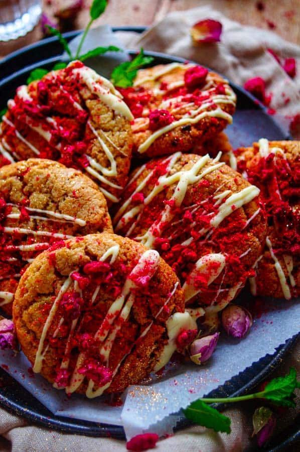 Biscuits with white chocolate and raspberries