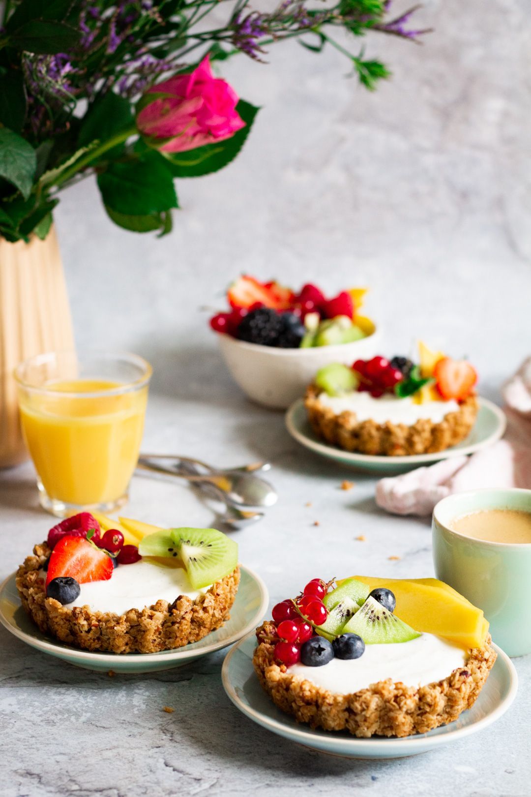 Breakfast cakes with fresh cheese and fruit