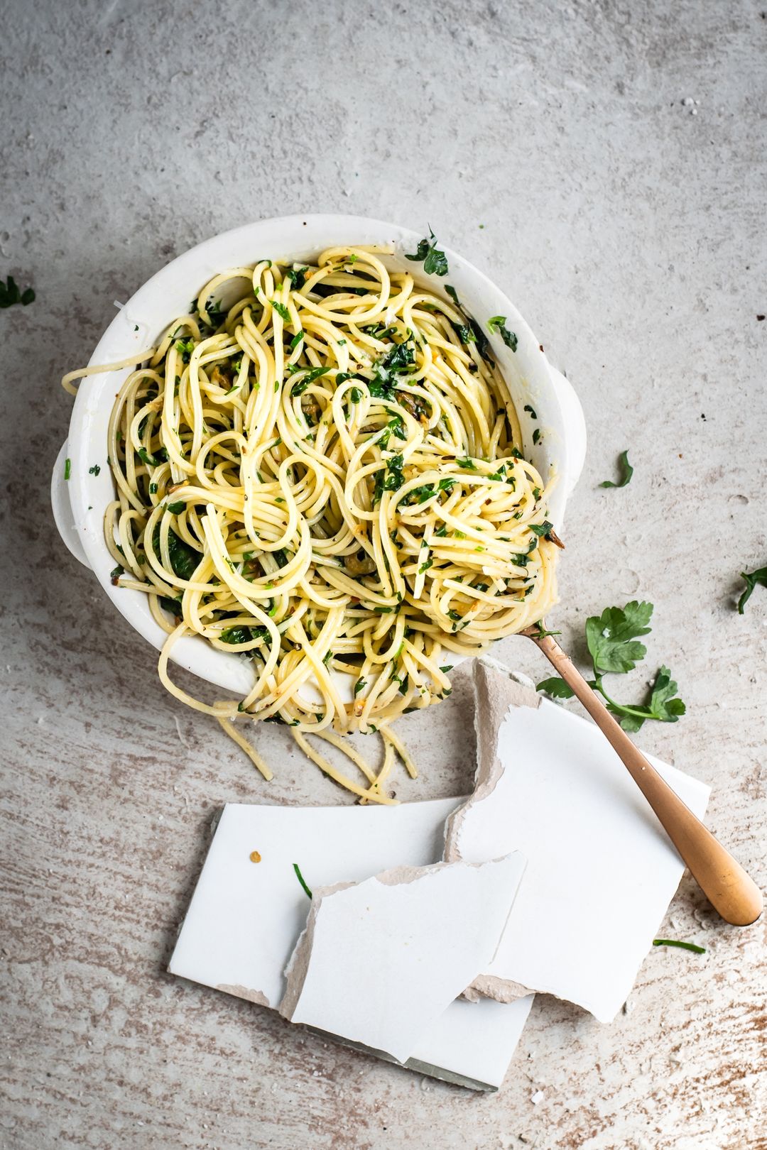 Spaghetti with garlic, parsley and chili flakes