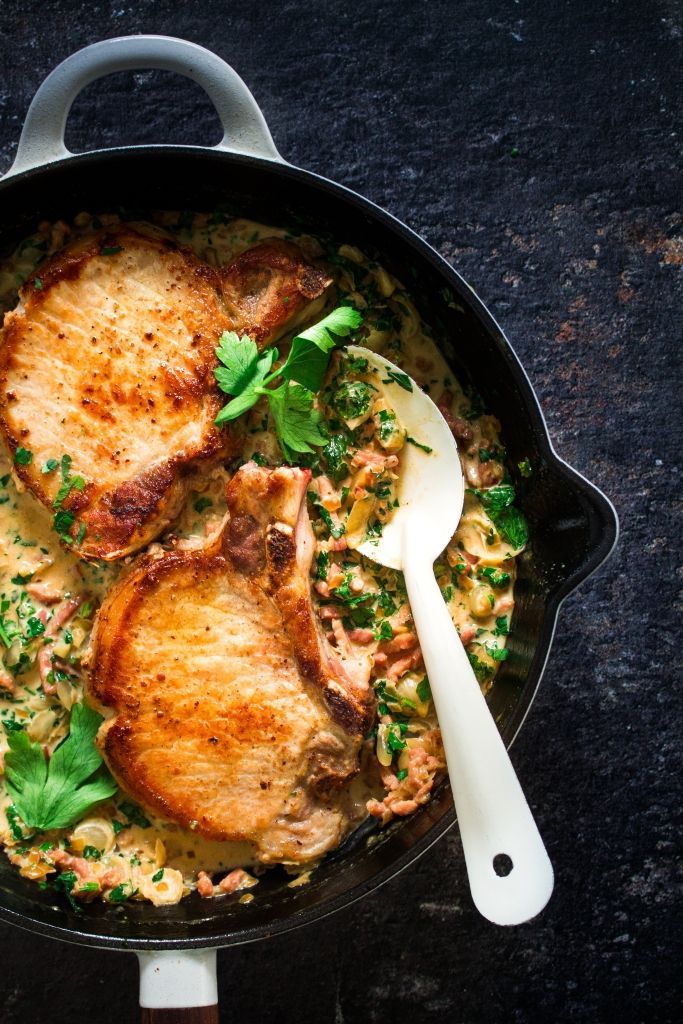 Cutlets with white wine sauce and bacon