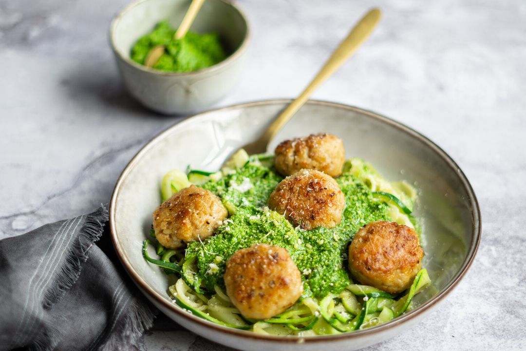 Zucchini noodles with chicken balls and spinach pesto