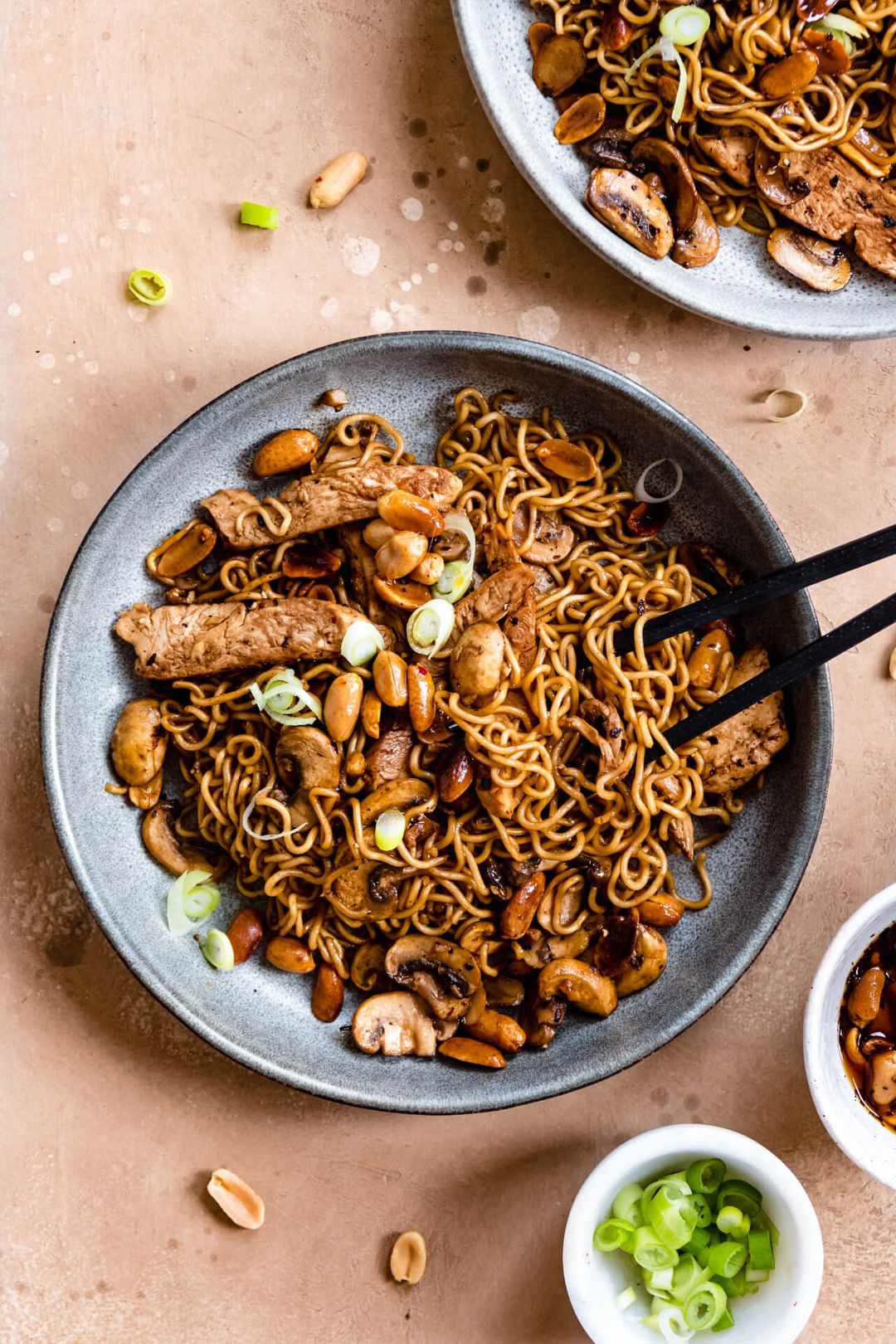 Egg noodle with chicken and mushrooms