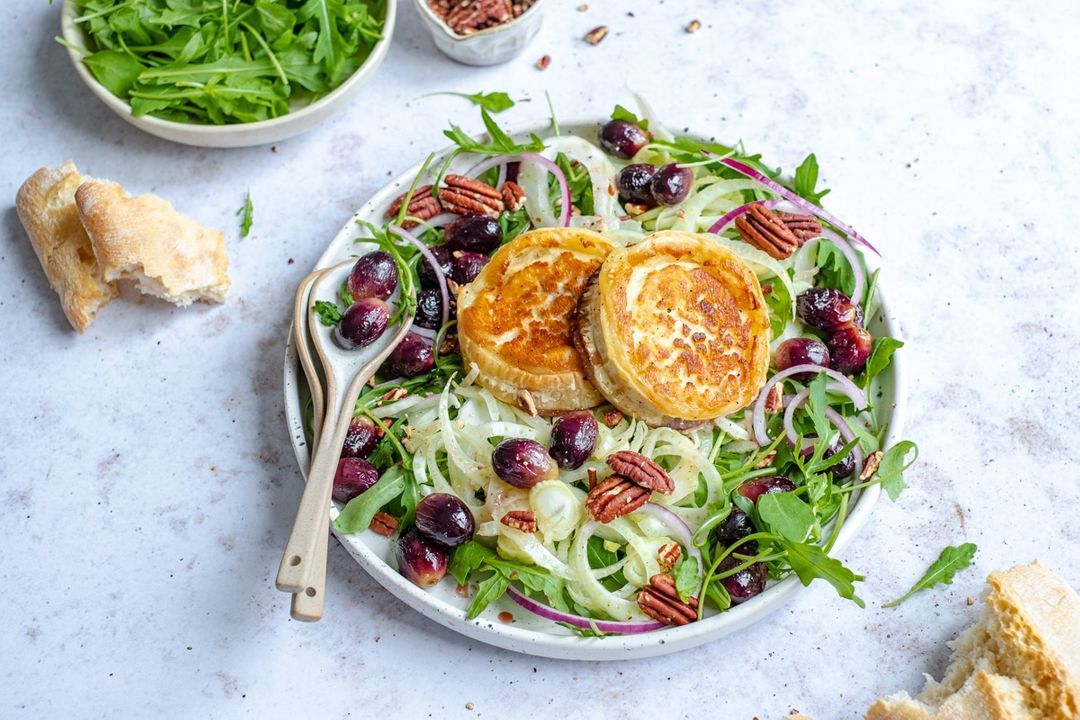 Salad with grilled goat cheese and grapes