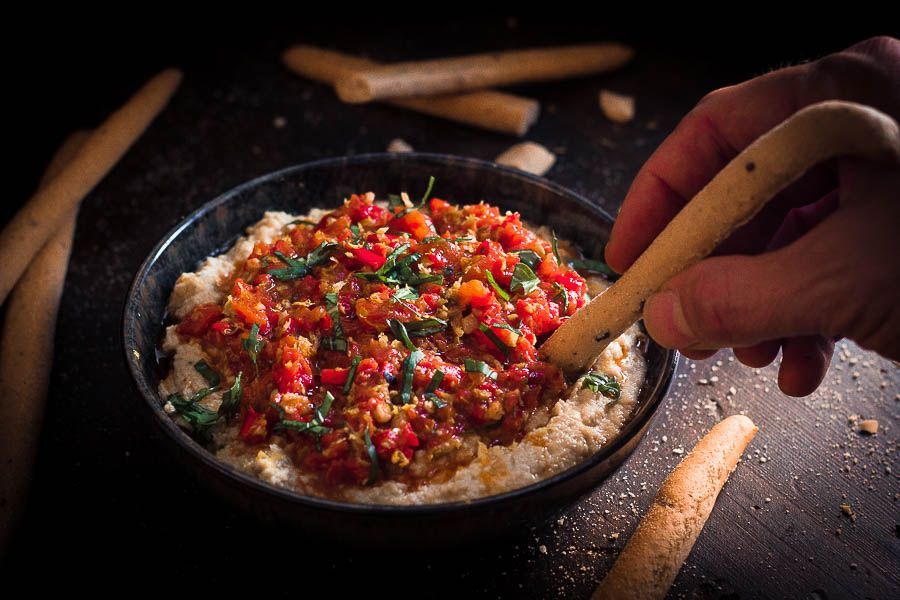 Grilled Mushroom Hummus met Muhammara