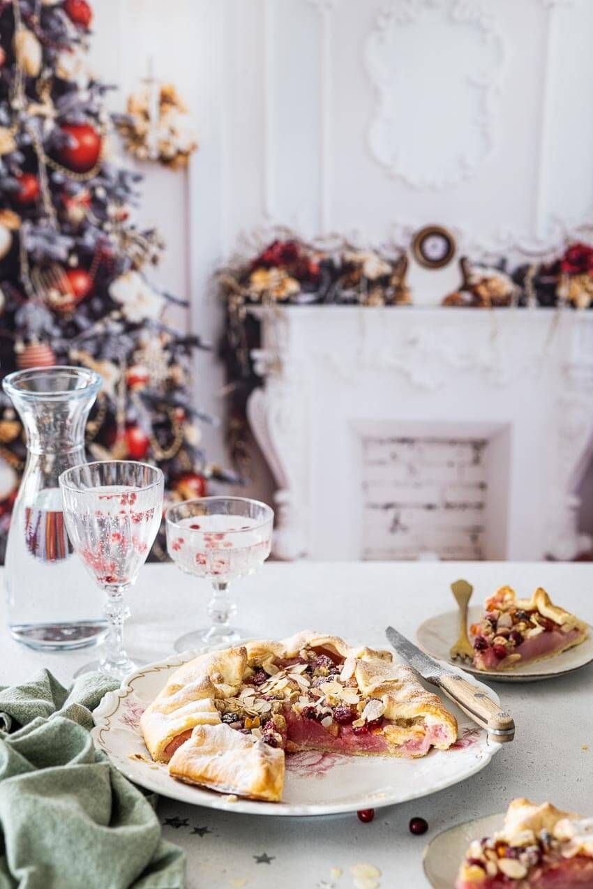 Stewed pear pie with cranberries