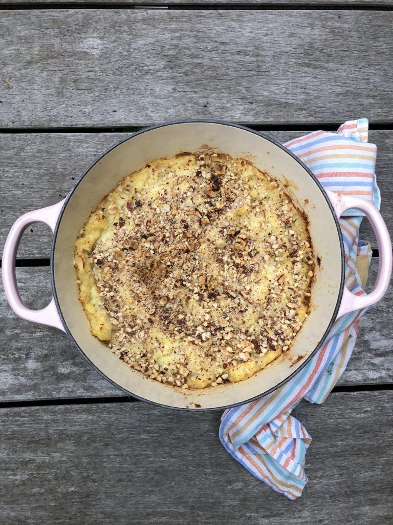 Casserole with chicken, leek and hazelnuts