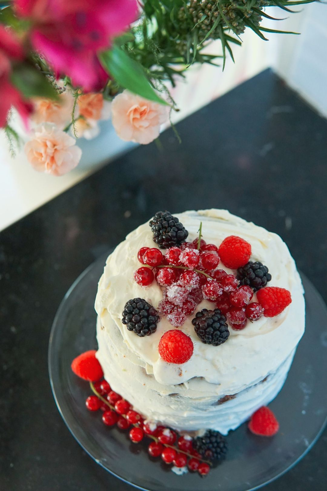 Lazy Naked Cake with lime and red fruit