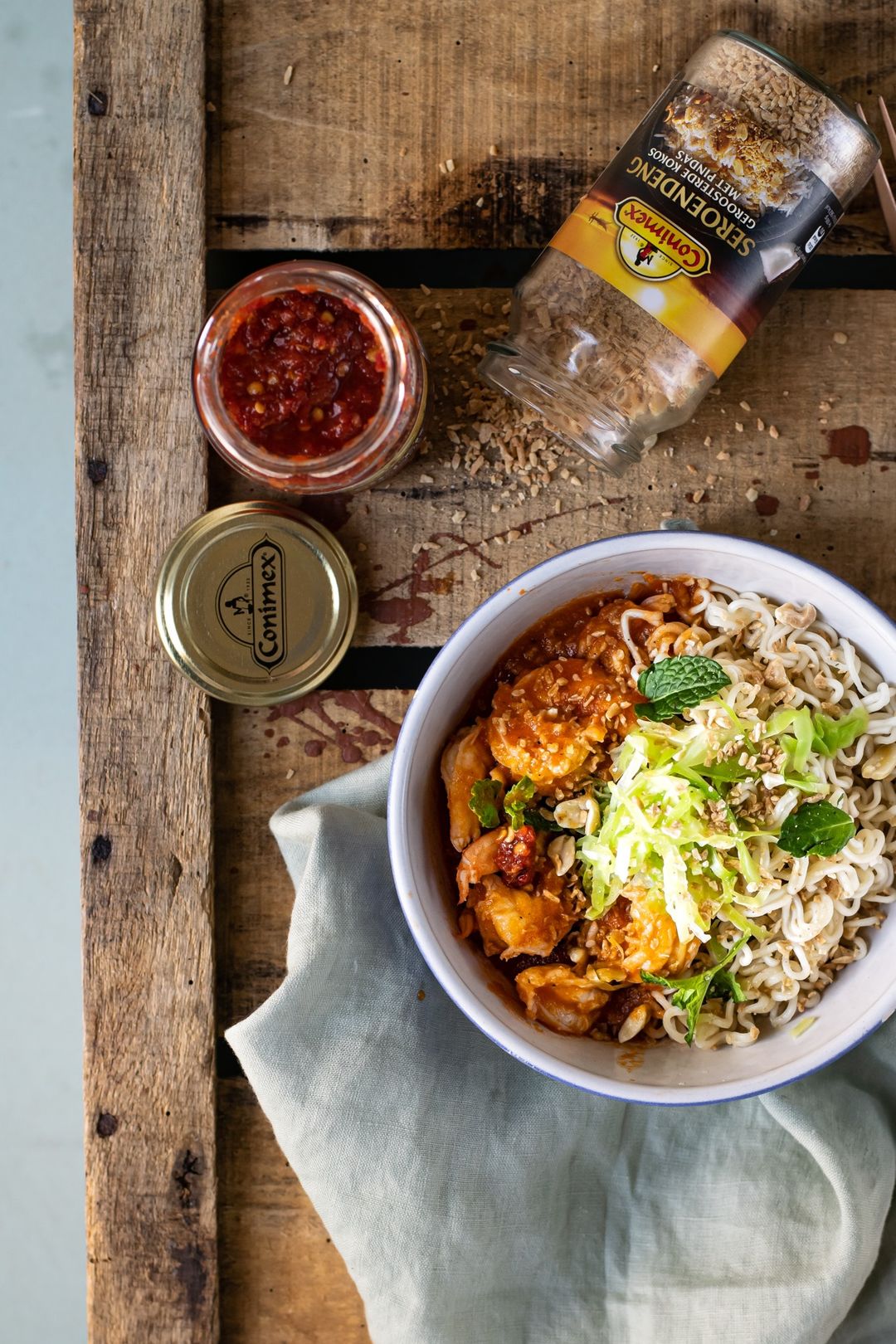 Scampi with noodles, spicy tomato sauce and Seroendeng