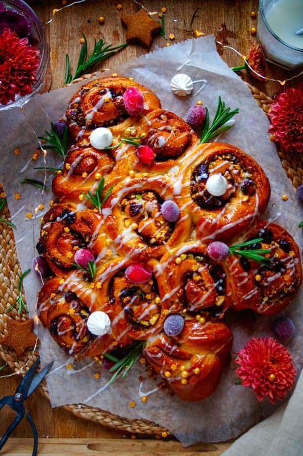 Cinnamon buns with cranberries and marzipan