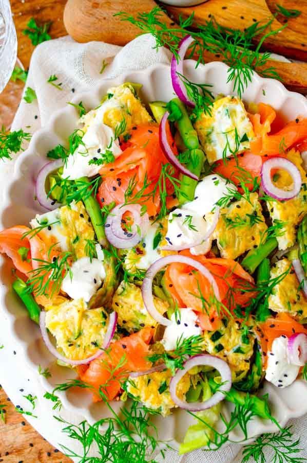 Salad with omelette and salmon